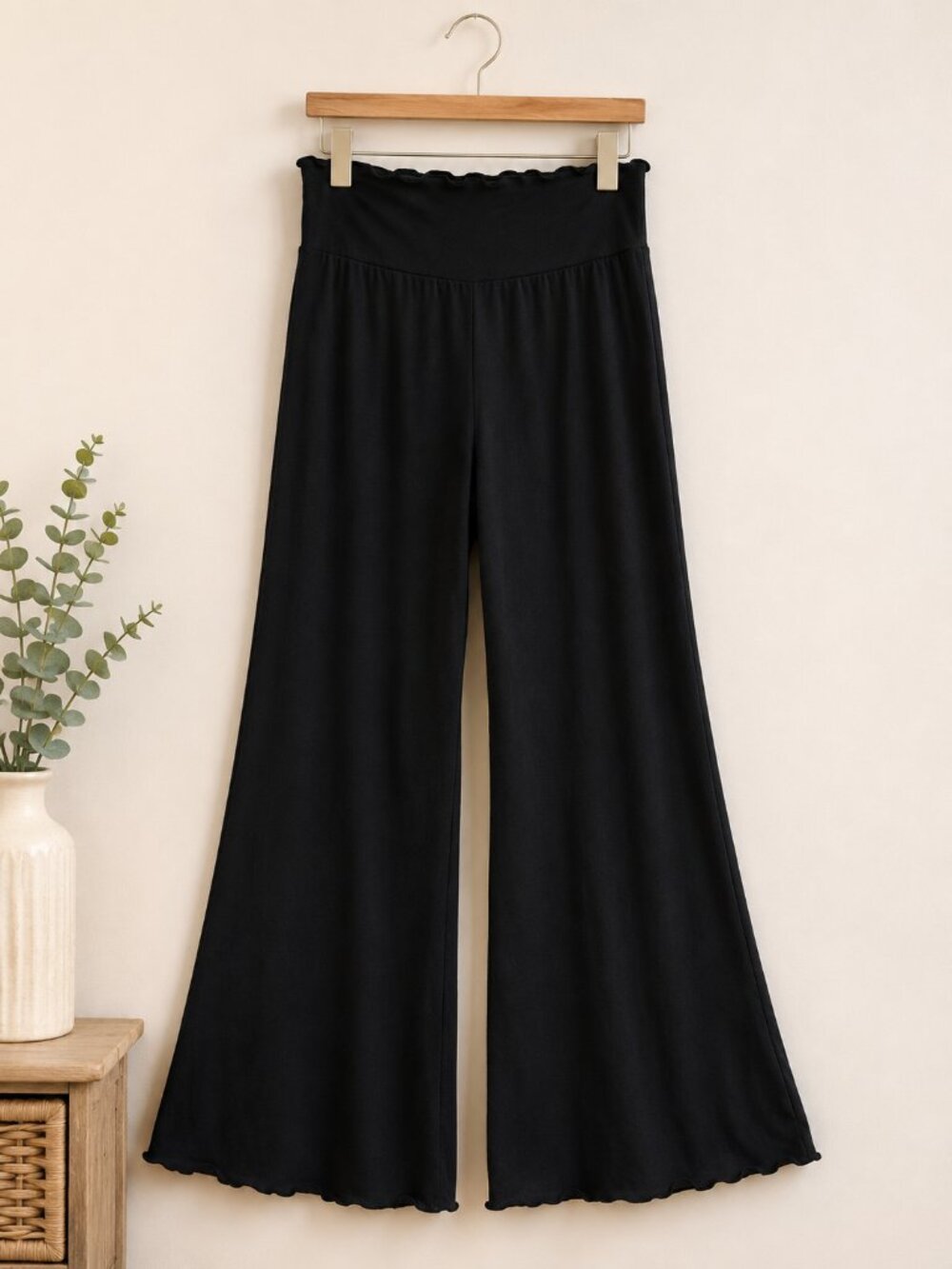 Black Wide-Legged Pant